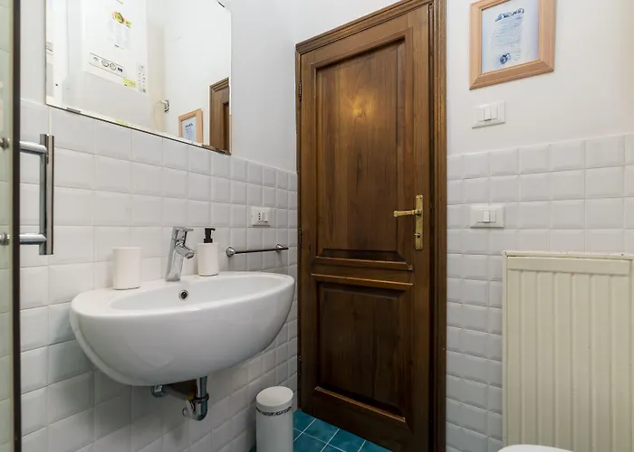 Guesthost - Porta Pia & Torlonia With Balcony Apartment *